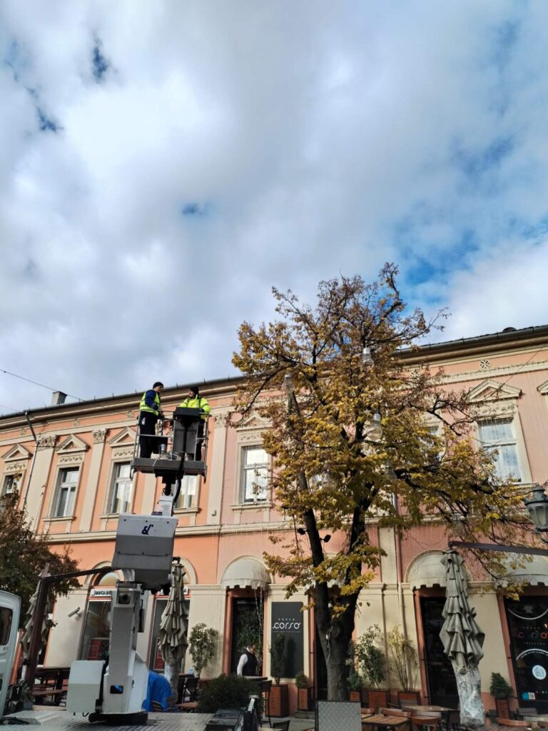 Tražimo da se novogodišnje ukrašavanje Novog Sada obustavi sve dok se istraga i suđenje za zločin na Železničkoj stanici ne okončaju